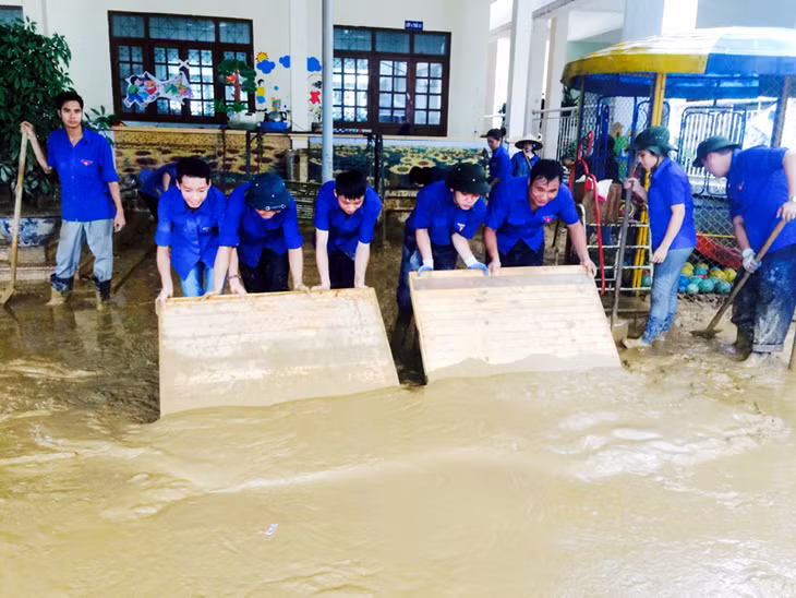 ĐVTN TP Cẩm Phả dọn dẹp bùn đất tại Trường Mầm non Quang Hanh phân hiệu 1 (phường Quang Hanh, TP Cẩm Phả).