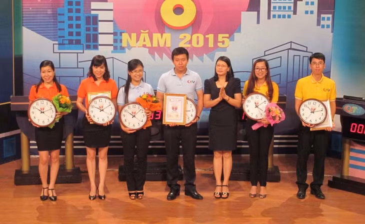 Đồng chí Đỗ Thị Ninh Hường, Chủ tịch LĐLĐ tỉnh lên trao phần thưởng cho các đội chơi