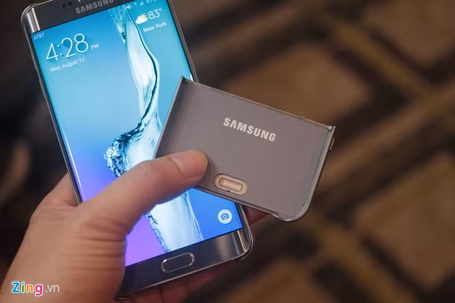  Khi lắp bàn phím, Galaxy Note 5 hoặc S6 Edge+ tự động nhận diện và điều chỉnh kết cấu của bàn phím ảo để phù hợp với keyboard vật lý. Mặt sau của phụ kiện này cũng có thể để đựng thẻ VISA hoặc một số giấy tờ cá nhân nếu người dùng lắp ngược vào lưng máy.
