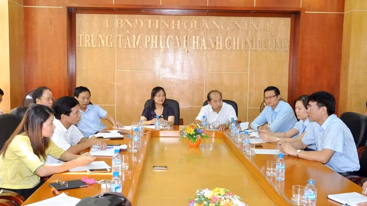 Lãnh đạo Trung tâm Phục vụ hành chính công tỉnh trao đổi với đoàn những nội dung liên quan đến hoạt động của Trung tâm.