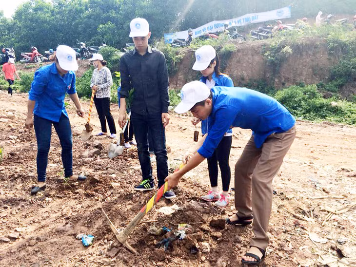 ĐVTN trồng cây hoàn nguyên môi trường tại bãi rác thôn Cống To, xã Tiên Lãng (Tiên Yên).