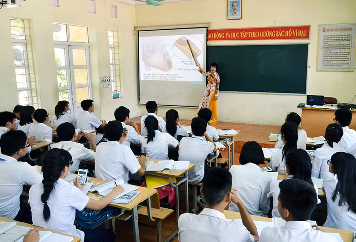 Một tiết học theo chủ đề “Tuần hoàn máu, các bệnh tim mạch và huyết áp thường gặp ở người dân TP Cẩm Phả” của cô giáo Bùi Kim Thái và học sinh lớp 12A2, Trường THPT Cẩm Phả