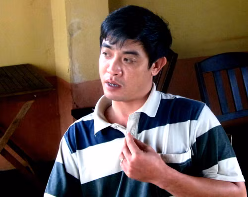 Thượng úy Nguyễn Văn Hoàng kể lại việc chỉ đạo nhóm người bám theo hung thủ. Ảnh: Tùy Phong.
