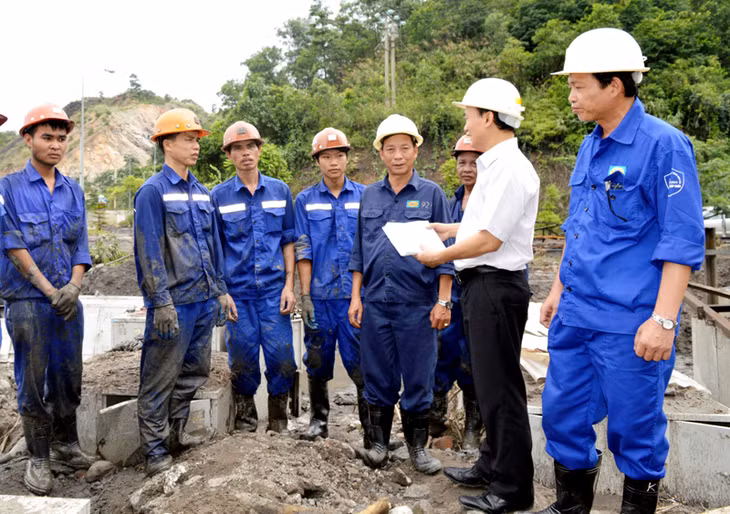 Chủ tịch LĐLĐ tỉnh Trần Danh Chức trao hỗ trợ cho CNLĐ Công trường Giáp Khẩu (Công ty Than Hòn Gai) bị thiệt hại do mưa lụt.