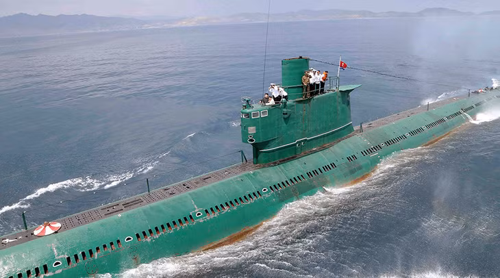 Lãnh đạo Triều Tiên Kim Jong Un thị sát trên một chiếc tàu ngầm. Ảnh: Reuters