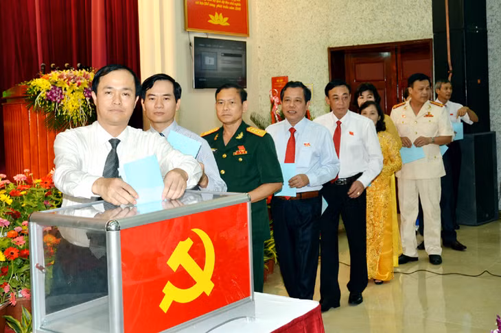 Bầu đại biểu đi dự Đại hội đại biểu cấp trên.