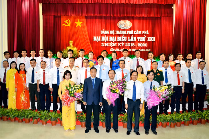 Đồng chí Vũ Hồng Thanh, Phó Bí thư Tỉnh ủy; Đặng Huy Hậu, Ủy viên Ban Thường vụ Tỉnh ủy, Phó Chủ tịch Thường trực UBND tỉnh tặng hoa chúc mừng BCH Đảng bộ TP Cẩm Phả khóa XXII, nhiệm kỳ 2015-2020.