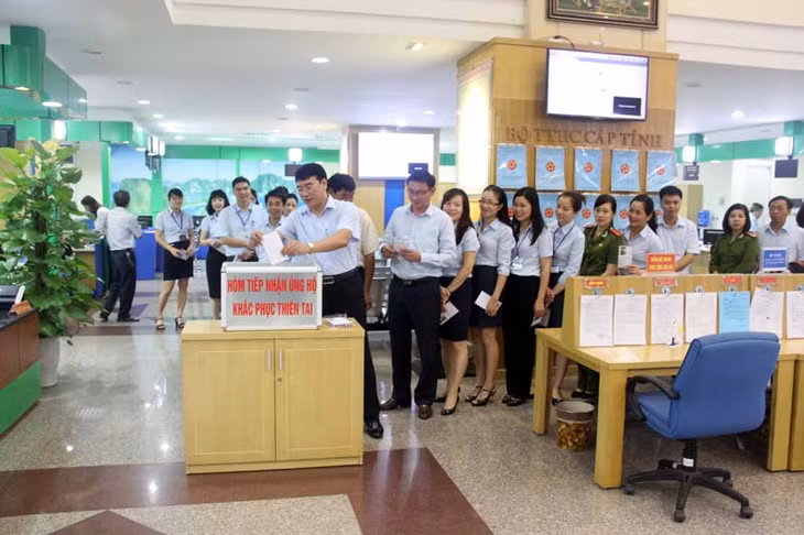 Cán bộ Trung tâm Hành chính công tỉnh tham gia ủng hộ tại Lễ phát động