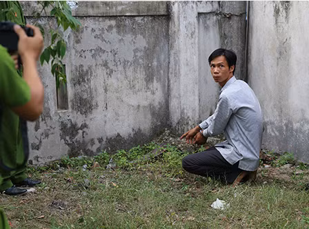 Nghi can chỉ vị trí vứt hung khí. Ảnh: Hoàng Táo