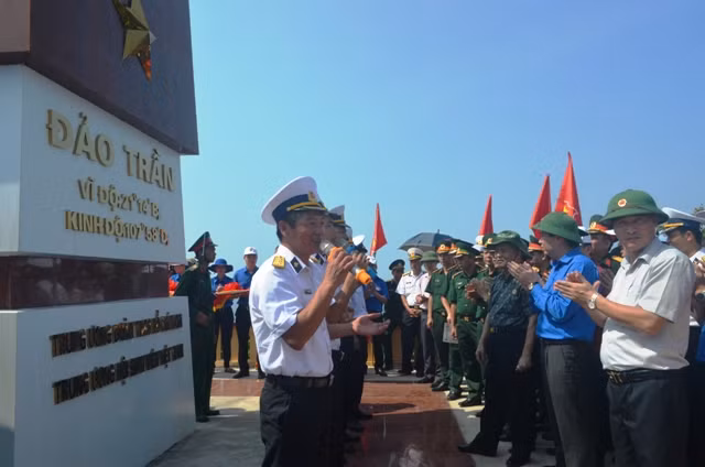 Chương trình văn nghệ chào mừng lễ khánh thành cột cờ đảo Trần