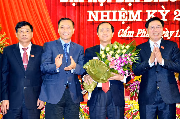 Đồng chí Vũ Hồng Thanh, Phó Bí thư Tỉnh ủy tặng hoa chúc mừng đồng chí Trần Văn Hùng, Bí thư Thành ủy Cẩm Phả khóa XXII, nhiệm kỳ 2015-2020.