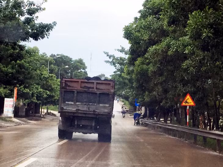Một chiếc xe tải cơi nới thành thùng xe chở than trái phép trên QL18 đoạn qua phường Hà Tu (TP Hạ Long)