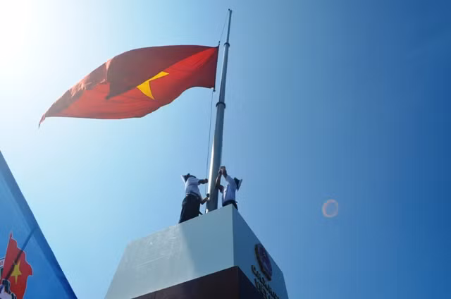 Lễ thượng cờ Tổ quốc tại cột cờ đảo Trần
