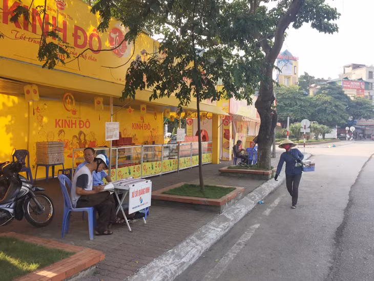 Gian hành bán bánh trung thu lấn chiếm trọn vỉa hè khiến người đi bộ phải dưới lòng đường.