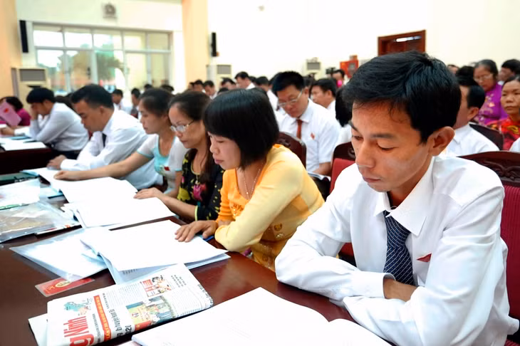 Đại biểu nghiên cứu Văn kiện Đại hội.