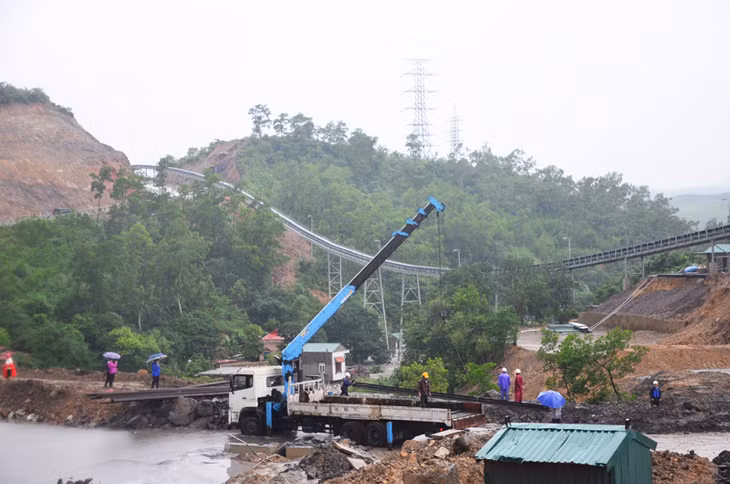  Các đơn vị chức năng đang khẩn trương khắc phục sự cố sạt lở một phần thân đập chắn đất ở mức +9,8, bãi thải Đông Cao Sơn (phường Mông Dương)