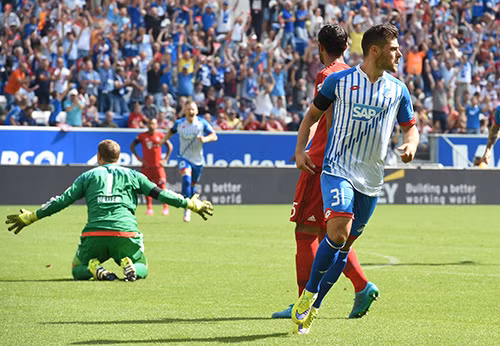 Volland (số 31) ghi bàn rất rớm, nhưng Hoffenheim của anh vẫn phải nhận kết cục trắng tay trước Bayern. Ảnh: EPA.