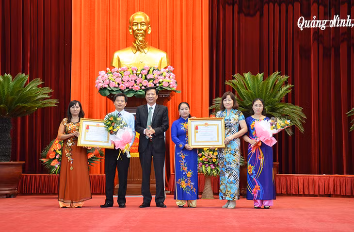 Thừa ủy quyền của Chủ tịch nước, đồng chí Nguyễn Văn Đọc, Bí thư Tỉnh ủy, Chủ tịch HĐND tỉnh trao tặng Huân chương Lao động cho các tập thể xuất sắc trong năm học 2014-2015