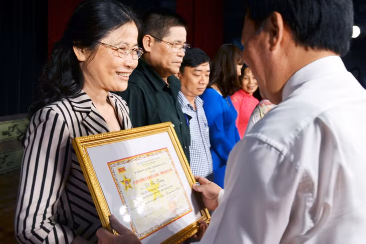 Thừa ủy quyền của Bộ trưởng Bộ LĐ-TBXH, Thứ trưởng Phạm Minh Huân tặng Kỷ niệm chương vì sự nghiệp LĐ-TBXH cho các cá nhân.