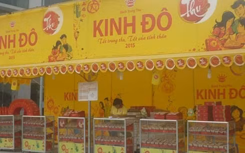 Cửa hàng bán bánh trung thu mọc lên nhan nhản trên đường, nhiều cửa hàng lấn chiếm vỉa hè. (Ảnh minh họa: KT).