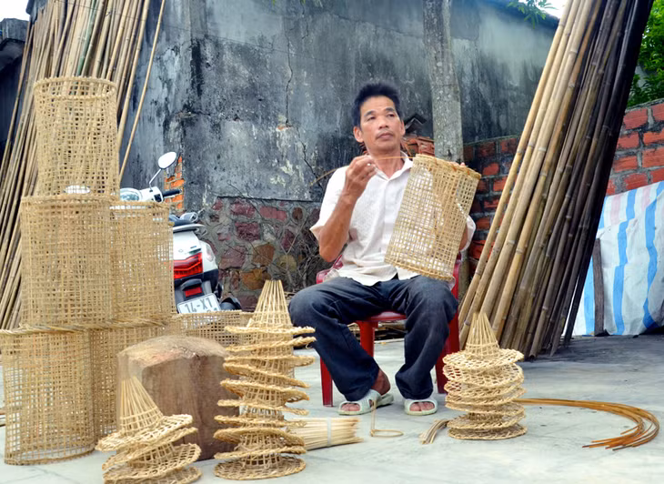 Anh Đặng Văn Nống đang hoàn thiện những chiếc lờ bắt cá.