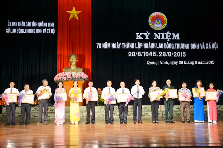 Thừa ủy quyền của Bộ trưởng Bộ LĐ-TBXH, Thứ trưởng Phạm Minh Huân tặng Kỷ niệm chương vì sự nghiệp LĐ-TBXH cho các cá nhân.
