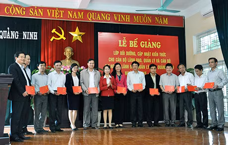 Ban Tổ chức lớp học trao giấy chứng nhận hoàn thành khoá học cho học viên tại lễ bế giảng.