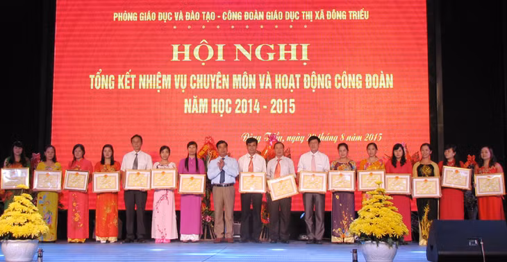 Chủ tịch UBND TX Đông Triều Hà Hải Dương khen thưởng cho cá nhân xuất sắc 