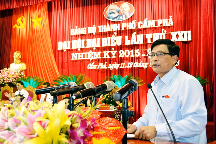 Đồng chí Nguyễn Trọng Minh, Phó Bí thư Thành ủy, Chủ tịch HĐND TP Cẩm Phả báo cáo tổng hợp ý kiến tham gia vào các văn kiện Đại hội XII của Đảng.