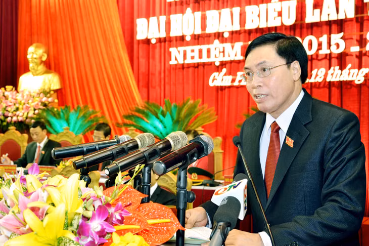 Đồng chí Nguyễn Chí Thăng, Bí thư Thành ủy Cẩm Phả trình bày báo cáo chính trị nhiệm kỳ 2010-2015 và phương hướng nhiệm vụ nhiệm kỳ 2015-2020.