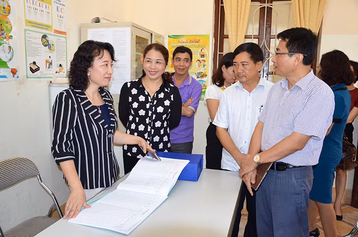 Đồng chí Vũ Thị Thu Thủy, Phó Chủ tịch UBND tỉnh kiểm tra công tác chuẩn bị năm học mới tại Trường Tiểu học, THCS, THPT Văn Lang