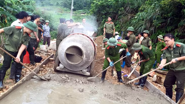 Công an huyện Đầm Hà giúp dân làm đường.