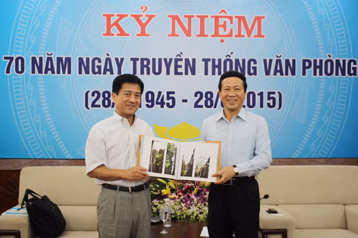 Ông Sakamoto Toru, đại diện Tập đoàn SOJITZ tặng trao quà lưu niệm cho lãnh đạo tỉnh