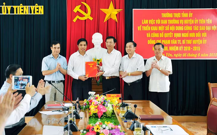 Đồng chí Nguyễn Văn Đọc, Bí thư Tỉnh uỷ, Chủ tịch HĐND tỉnh trao quyết định của Ban Thường vụ Tỉnh uỷ về việc chuẩn y kết quả bầu cử tại Đại hội Đảng bộ huyện Tiên Yên, nhiệm kỳ 2015-2020.