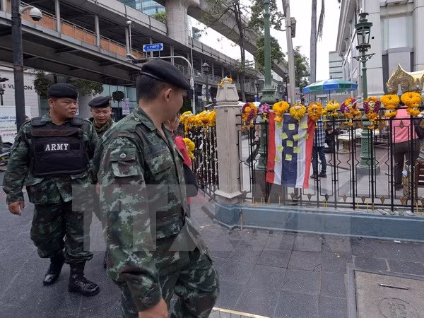 Binh sỹ Thái Lan tuần tra tại một khu đền ở thủ đô Bangkok. (Nguồn: AFP/TTXVN)