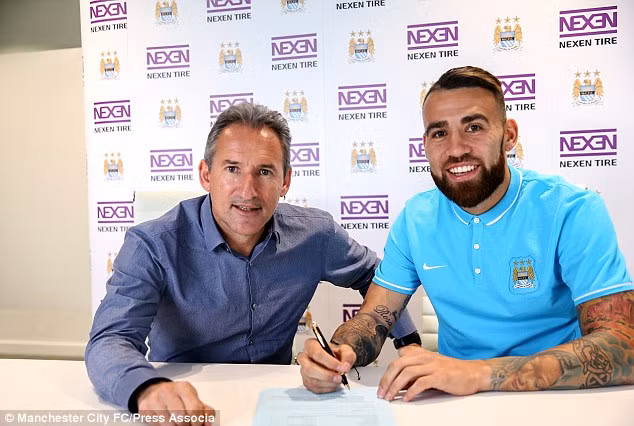  Otamendi rạng rỡ ký hợp đồng với Man City.