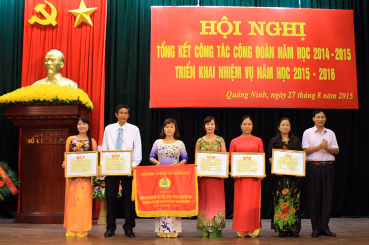 Các tập thể, cá nhân nhận cờ thi đua, bằng khen của Liên đoàn Lao động tỉnh