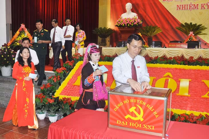 Đại biểu bỏ phiếu bầu Bí thư Huyện ủy khóa XXI.