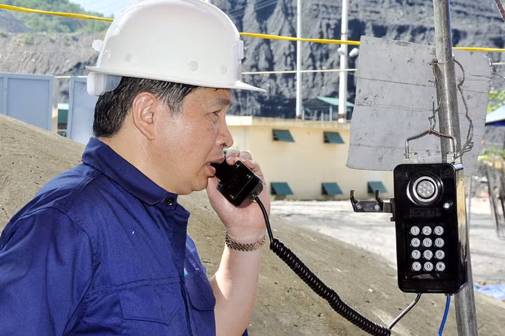 Thông tin từ dưới lò được cập nhật thường xuyên qua điện thoại.