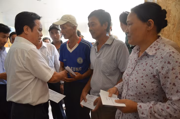 Quỹ Tấm lòng vàng Lao động (Tổng LĐLĐ Việt Nam), LĐLĐ tỉnh, Công đoàn Than-Khoáng sản Việt Nam đã đến thăm hỏi các nạn nhân đang điều trị tại Bệnh viện đa khoa tỉnh