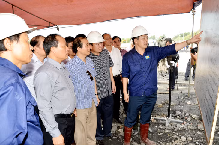 Đồng chí Cao Quốc Hưng, Thứ trưởng Bộ Công thương trực tiếp có mặt tại hiện trường cùng TKV chỉ đạo cứu hộ.