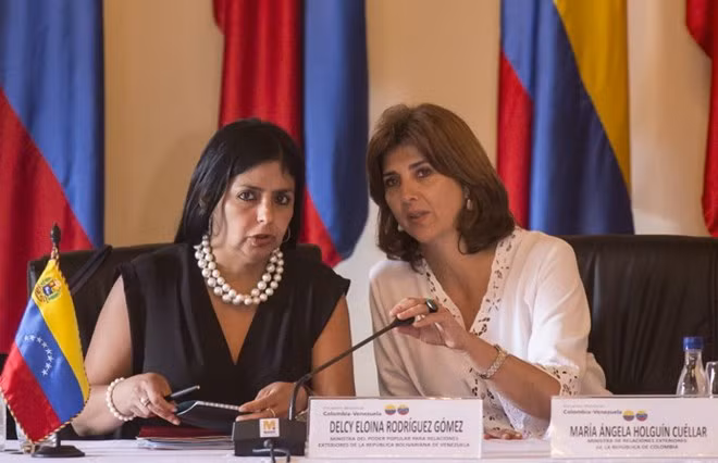 Ngoại trưởng Colombia Maria Angela Holguin (phải) và Ngoại trưởng Venezuela Delcy Rodriguez tại cuộc họp giải quyết khủng hoảng biên giới, ở Cartagena, Colombia, ngày 26/8. (Nguồn: AFP)