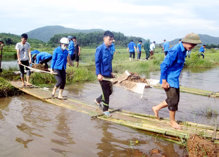 ĐVTN Huyện Đoàn Tiên Yên tích cực giúp người dân thôn Cống To, xã Tiên Lãng nạo vét, mở rộng diện tích hồ Bà Nán.