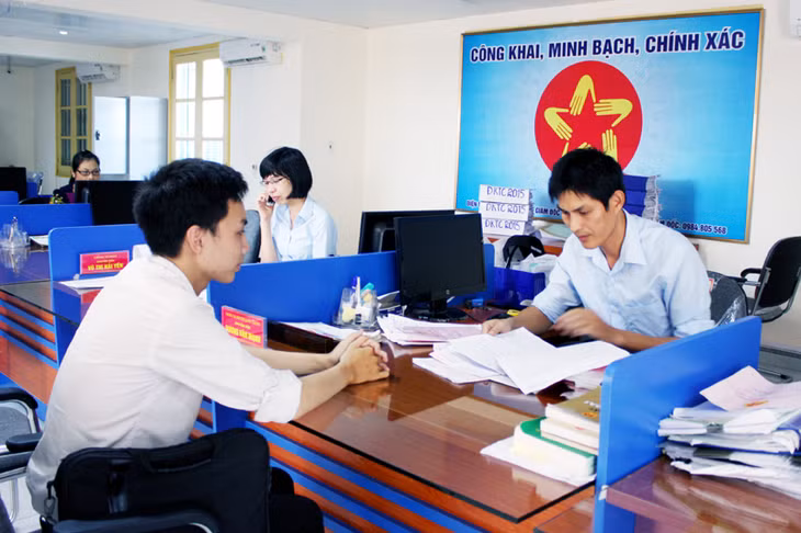 Cán bộ Trung tâm HCC thị xã Quảng Yên hướng dẫn người dân giải quyết thủ tục hành chính.
