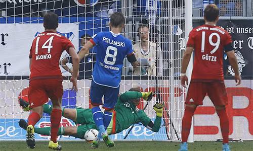 Hoffenheim đã có cơ hội tốt để đánh bại Bayern, nhưng bỏ lỡ với quả phạt đền không thành này của Polanski. Ảnh: Reuters.