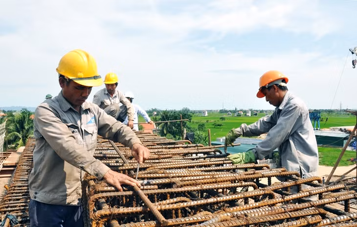 Đẩy nhanh thi công gia cố ván khuôn, giằng thép để phục vụ cho công tác đổ bê tông thân trụ.