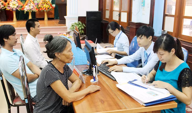 Cán bộ Trung tâm Phục vụ hành chính công hướng dẫn công dân hoàn thiện hồ sơ. Ảnh: Quang Trung (Ba Chẽ)
