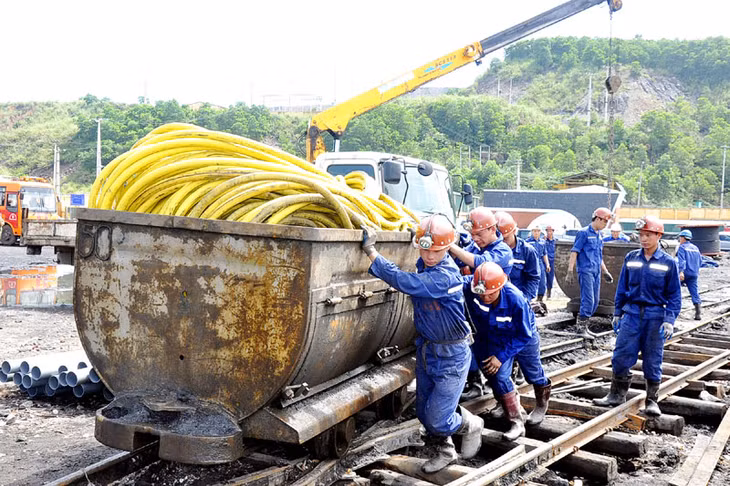 Cùng với đó, nhiều thiết bị bơm, hút nước đã được huy động, đưa xuống lò