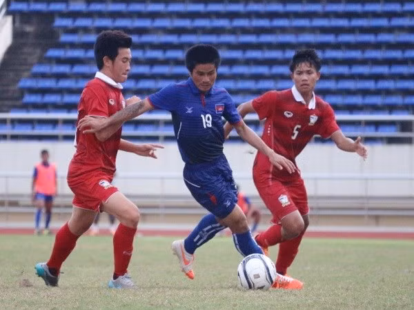 U19 Thái Lan (áo xanh) sẽ là đối thủ lớn nhất của U19 Việt Nam trên con đường tới ngôi vô địch. (Ảnh: AFF)