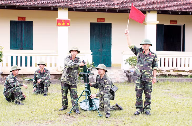 Cán bộ, chiến sĩ Ban CHQS TP Móng Cái huấn luyện bắn đạn cối.